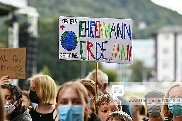 Schild mit der Aufschrift Sei ein Gentleman  rette die Erde auf Deutsch bei der Global Climate Strike Demonstration  Heidelberg  Deutschland  Europa