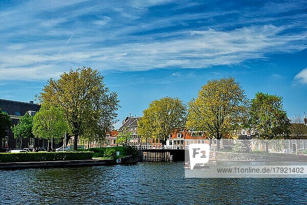 HAARLEM  NIEDERLANDE  6. MAI 2017: Boot in Kanal und Spaarne Fluss und Häuser in Haarlem  Niederlande  Europa