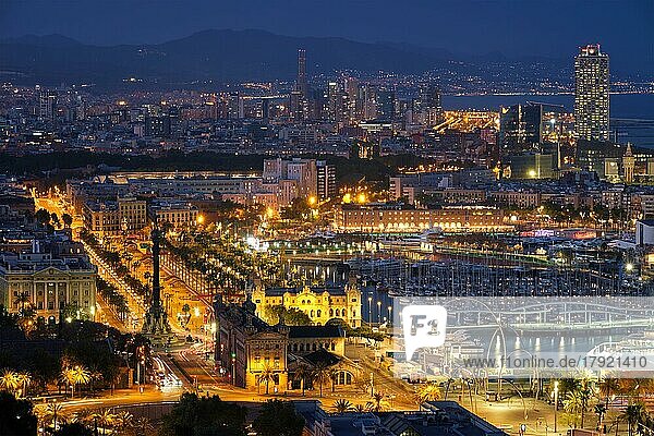 BARCELONA  SPANIEN  15. APRIL 2019: Luftaufnahme der Skyline von Barcelona mit Stadtverkehr und Hafen mit beleuchteten Yachten in der Nacht. Barcelona  Spanien  Europa