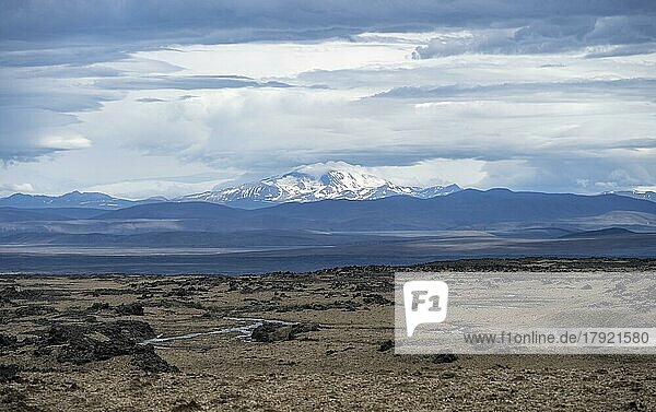 Volcanic landscape  barren landscape  snow-covered cloudy mountains in the back  Vatnajökull National Park  Icelandic Highlands  Iceland  Europe