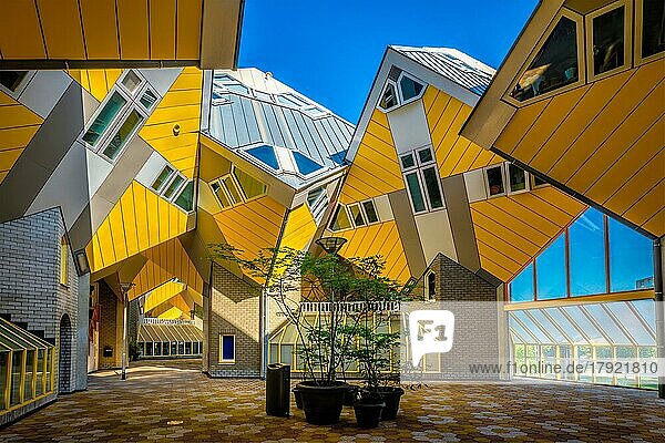 ROTTERDAM  NIEDERLANDE  11. MAI 2017: Cube Houses - innovative würfelförmige Häuser des Architekten Piet Blom mit der Hauptidee  den Raum in Rotterdam  Niederlande  zu optimieren  sind jetzt eine Touristenattraktion  Europa