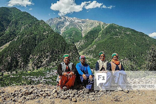 SANGLA  INDIEN  28. JUNI 2012: Indische Frauen aus dem Bundesstaat Himachal Pradesh in Indien mit traditionellen Kinnaur-Hüten im Himalaya