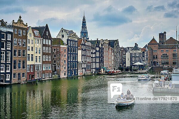 AMSTERDAM  NIEDERLANDE  8. MAI 2017: Grachtenkreuzfahrt Touristenboot in Amsterdam am Damrak Kanal und Pier. Amsterdam  die Hauptstadt der Niederlande  hat mehr als hundert Kilometer Grachten