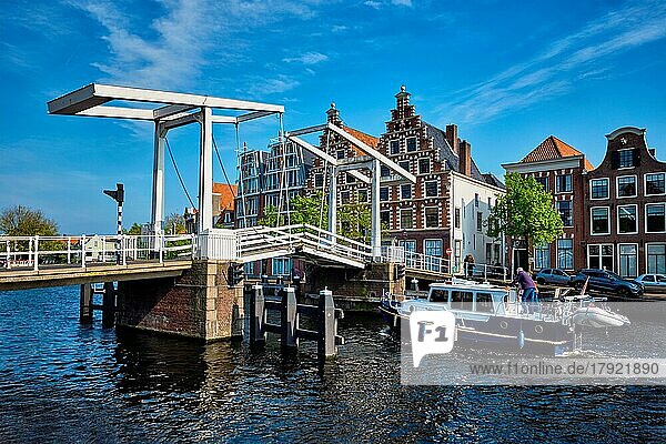 HAARLEM  NIEDERLANDE  6. MAI 2017: Boot unter Gravestenenbrug Brücke berühmte touristische Wahrzeichen auf Spaarne Fluss in Haarlem  Niederlande passieren
