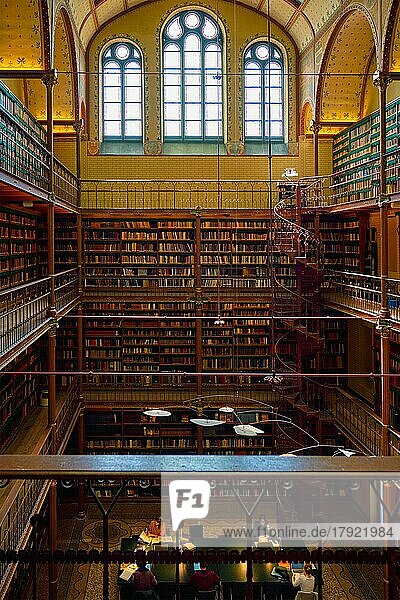 AMSTERDAM  NIEDERLANDE  8. Mai 2017: Die Forschungsbibliothek Cuypers Library im Rijksmuseum ist eine der wichtigsten Kunstbibliotheken der Welt und die größte und älteste kunsthistorische Bibliothek in den Niederlanden