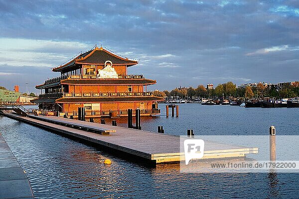 AMSTERDAM  NIEDERLANDE  9. MAI 2017: Sea Palace  ein Restaurant im Stil einer chinesischen Pagode bei Sonnenuntergang. Es ist das erste schwimmende Restaurant in Europa