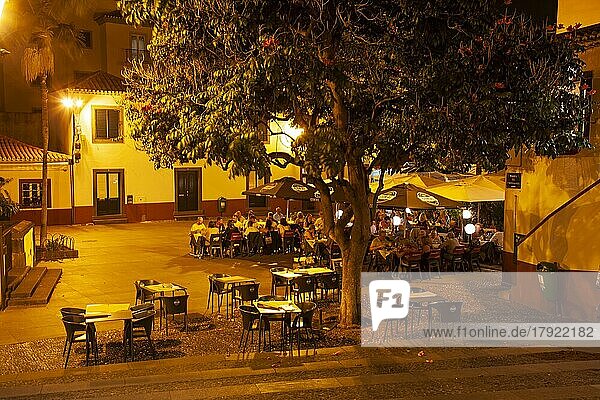 Gasse in der Altstadt mit Restaurants  bei Nacht  Funchal  Madeira  Portugal  Europa