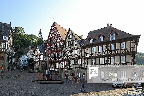 Marktplatz mit Fachwerkhäuser und Fußgängerzone in Miltenberg  Main  Unterfranken  Franken  Spessart  Bayern  Deutschland  Europa