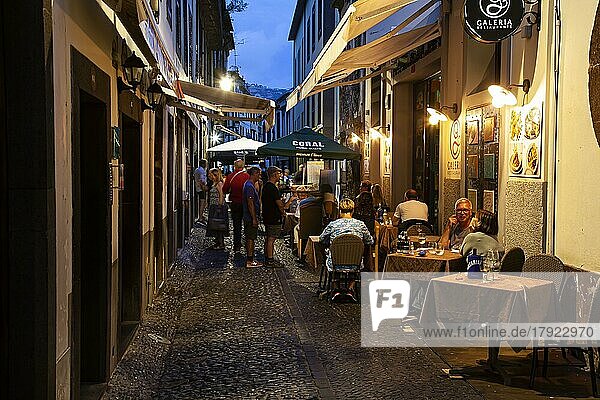 Gasse in der Altstadt mit Restaurants  bei Nacht  Funchal  Madeira  Portugal  Europa