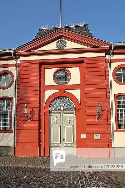 Tor und Eingang zum spätbarocken Reithaus erbaut 1790 von Landgestüt  Gebäude  hessisch  nassauisch  Dillenburg  Hessen  Deutschland  Europa