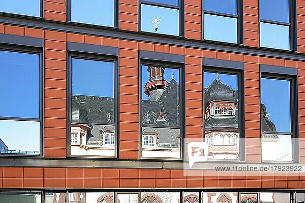 Spiegelbild vom neuem Rathaus im Fensterscheiben der Volksbank  Europaplatz  Scheiben  Fenster  Altstadt  Limburg  Hessen  Deutschland  Europa