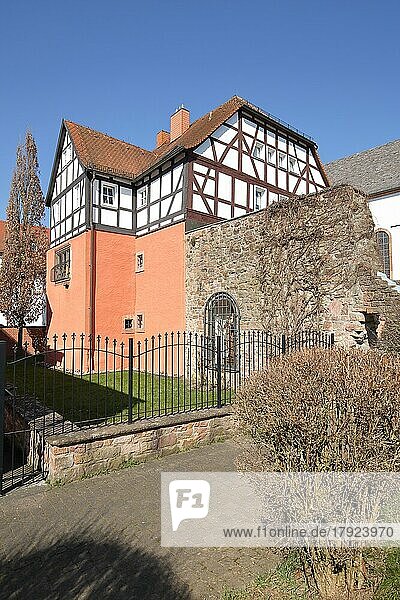 Fachwerkhaus mit historischer Stadtmauer  Bad Soden  Bad Soden-Salmünster  Spessart  Hessen  Deutschland  Europa