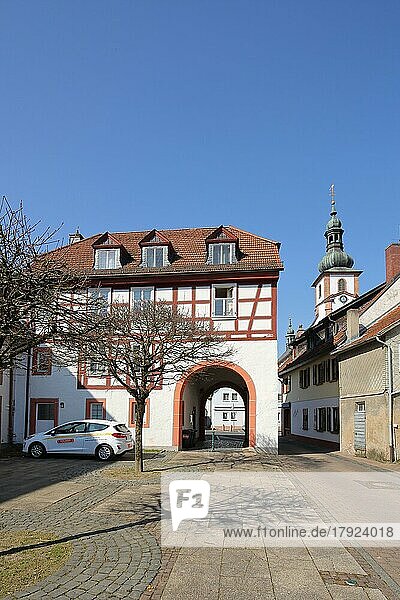 Historisches Schleifrashaus  Schleifrashof und Kirchturm  Fachwerkhaus  Salmünster  Bad Soden-Salmünster  Spessart  Hessen  Deutschland  Europa