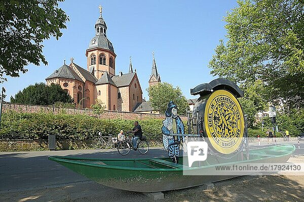 Einhard Basilika St. Marcellinus und Petrus und Boot mit Siegel am Fahrweg  Radfahrer  Klosteranlage  Seligenstadt  Main  Hessen  Deutschland  Europa