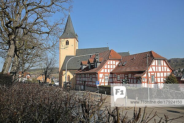 Romanische St. Martin Kirche und Fachwerkhäuser  Bad Orb  Spessart  Hessen  Deutschland  Europa