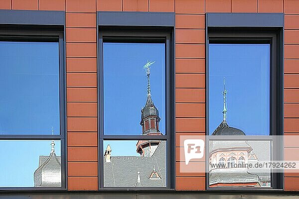 Spiegelbild vom neuem Rathaus im Fensterscheiben der Volksbank  Scheiben  Fenster  Europaplatz  Altstadt  Limburg  Hessen  Deutschland  Europa