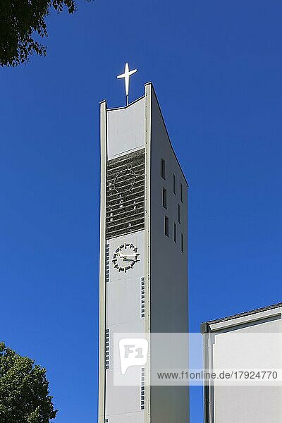 Katholische Liebfrauenkirche  Kirche Zu unserer Lieben Frau  Kirchturm  Uhr  Kreuz  Sakralgebäude  Architektur  Eningen unter Achalm  Baden-Württemberg  Deutschland  Europa