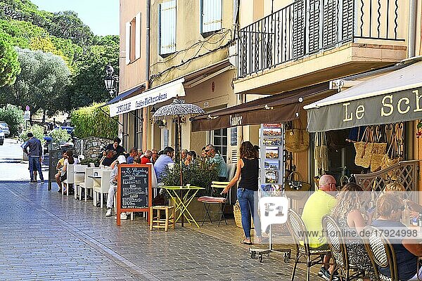 Restaurants in historischer Altstadt von St. Tropez  Var  französische Riviera  Provence-Cote dAzur  Frankreich  Europa