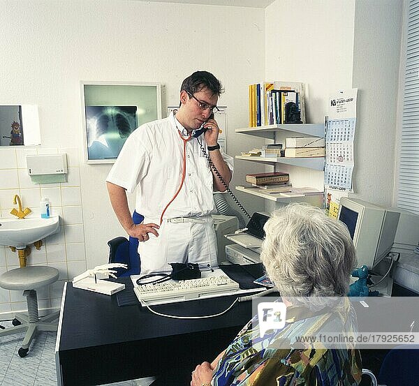 Dieser Hausarzt  hier am 26. 10. 1995 in Iserlohn  ist als Allgemeinmediziner mit 31 Jahren der juengste niedergelassene Arzt in seiner Stadt  Deutschland  Europa