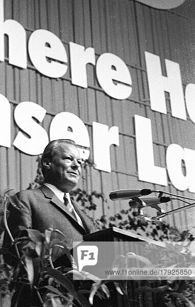 Der Wahlkampf in Nordrhein-Westfalen der SPD  hier bei einer Wahlveranstaltung in der Dortmunder Westfalenhalle im Jahre 1966  wurde begleitet von dem bekannten Unterhaltungskuenstler Peter Frankenfeld. Willy Brandt  Deutschland  Europa