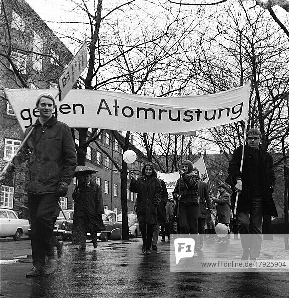 The 1964 Easter March led by the Campaign for Disarmament  here in Bremen on 29. 3. 1964  was guided by the demand for the disarmament of nuclear weapons in West and East  Germany  Europe