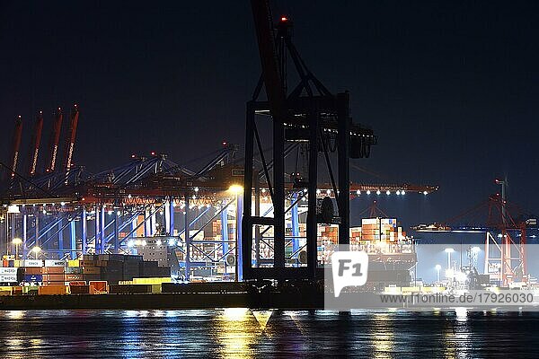 Containerschiffe werden bei Nacht beladen im Containerterminal Burchardkai  Hamburg  Deutschland  Europa