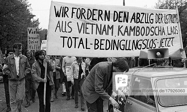 Die Kriegsfuehrung der US-Armee in den Laendern Vietnam  Kambodscha und Laos stieß in den deutschen Oeffentlichkeit in den 60er Jahren immer staerker auf Ablehnung  besonders in der Jugend- und Studentenbewegung. Bonn 1968  DEU  Deutschland  Bonn  Dortmund  Europa