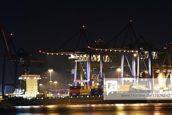 Containerschiffe werden bei Nacht beladen im Containerterminal Burchardkai  Hamburg  Deutschland  Europa