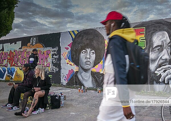 Deutschland  Berlin  06. 06. 2020  Mauerpark  GraffitiMauer  Portrait Bob Marley  Portrait Angela Davis  von Graffitikünstler Eme Freethinker  Europa