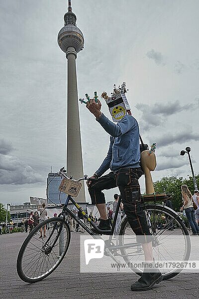 Deutschland  Berlin  23. 05. 2020  Protest gegen Corona Beschränkungen  Tanz nach Techno_Musik unterm Fernsehturm  Mann mit Spritzen  Europa
