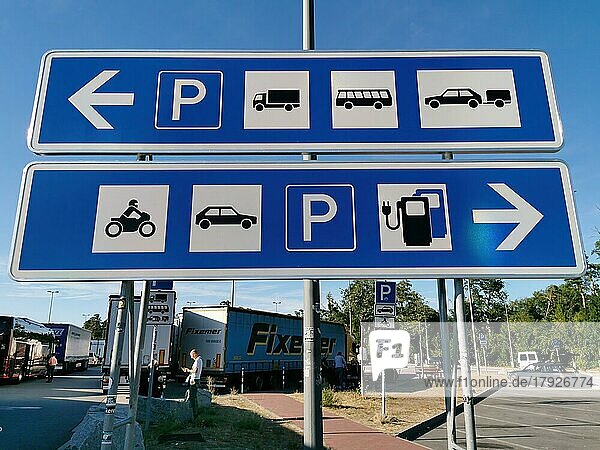 Verkehrszeichen  Sortierschild auf einem Autobahnparkplatz für separate Parkplätze für PKW und LKW  Deutschland  Europa