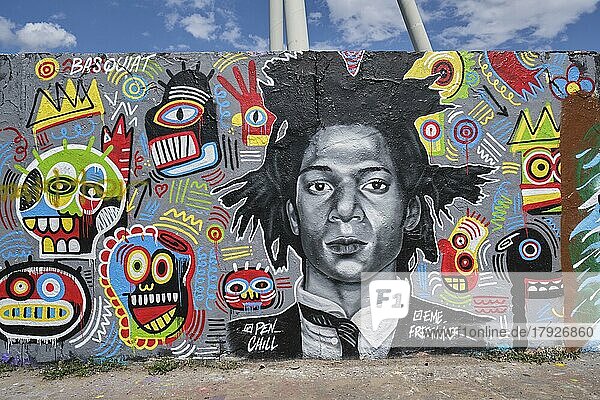 Deutschland  Berlin  06. 06. 2020  Mauerpark  Graffiti Jean-Michel Basquiat  US-amerikanischer Künstler  Maler und Zeichner  Graffitikünstler  von Eme Freethinker (Portrait) und Pen_Chill (Grafik)  Europa