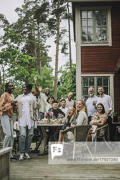Glückliche Mehrgenerationenfamilie bei Geburtstagsfeier auf der Veranda
