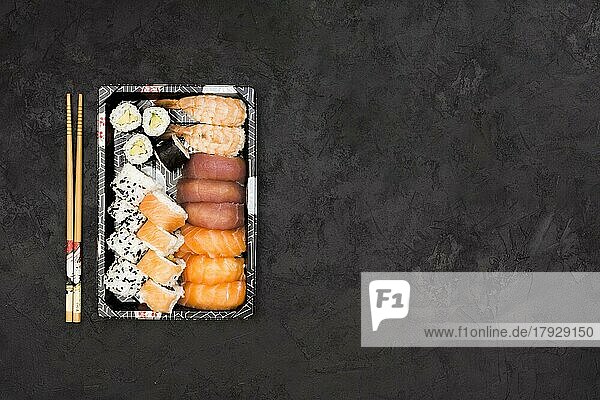 Set gesunde asiatische Brötchen angeordnet Tablett Sticks schwarzem Hintergrund. Auflösung und hohe Qualität schönes Foto