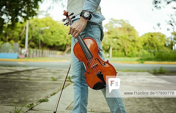 Nahaufnahme von Händen halten Geige und Reifen. Hände halten Geige und Reifen im Freien  Konzept der Person hält Geige und Reifen im Freien
