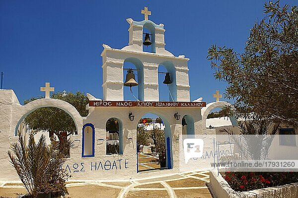 Glockenturm am Eingang des griechisch-orthodoxen Klosters von Kalamos  Ios  Kykladeninseln  Griechenland  Europa