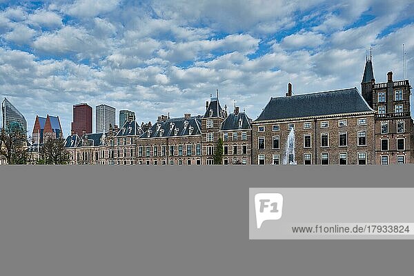 Blick auf den Binnenhof des Parlaments und den Hofvijver See mit den Wolkenkratzern der Innenstadt im Hintergrund. Den Haag  Niederlande  Europa