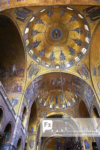Byzantinische Mosaike im Inneren der Markus-Basilika  Venedig  Venetien Italien