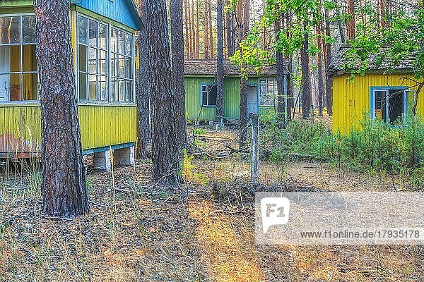 Bungalows im Wald  Kinderferienlager Isumrudnyi  Lost Place  Sperrzone Tschernobyl  Ukraine  Osteuropa  Europa