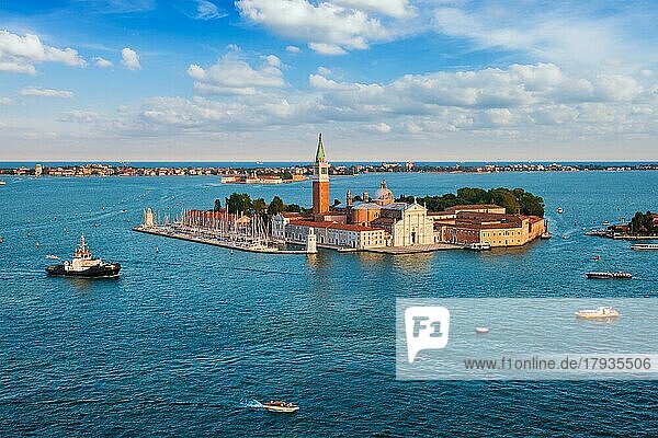 Berühmtes italienisches Reiseziel  Luftaufnahme der Lagune von Venedig  Kirche San Giorgio di Maggiore  Markusplatz mit Booten und Vaporetto bei Sonnenuntergang vom Glockenturm des Markusdoms  Venedig  Italien  Europa