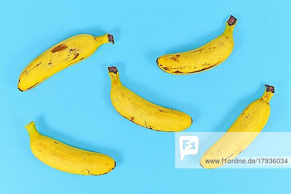 Haufen kleiner Snack Bananen auf hellblauem Hintergrund