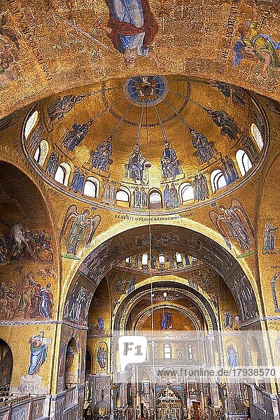 Byzantinische Mosaike im Inneren der Markus-Basilika  Venedig  Venetien Italien