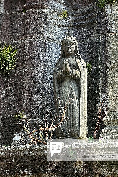 Betende Statue neben der Kirche Saint Derrien  Bretagne  Frankreich  Europa