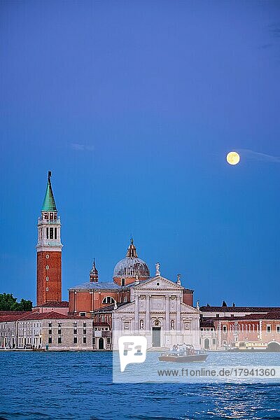 Basilika San Giorgio Maggiore Kirche über die Lagune von Venedig mit Vollmond gesehen. Venedig  Italien  Europa