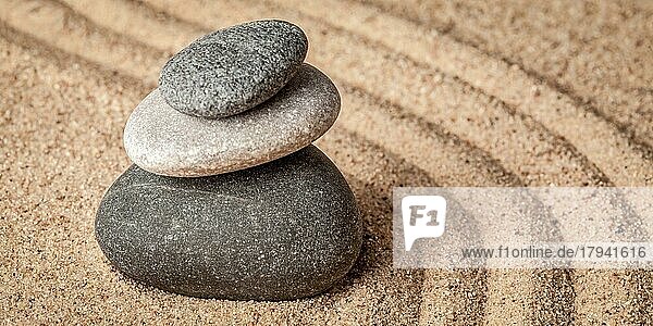 Japanischer Zen-Steingarten  Entspannung  Meditation  Einfachheit und Gleichgewicht Konzept  Briefkasten Panorama von Kieselsteinen und geharkten Sand ruhige ruhige Szene