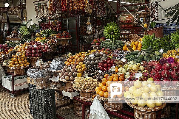 Exotische Früchte  Obst und Gemüse  Markt  Markthalle Mercado dos Lavradores  Funchal  Madeira  Portugal  Europa