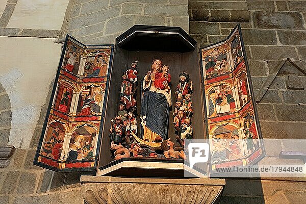 Saint-Thegonnec  Heiligenfiguren in der Kirche Notre-Dame  Bretagne  Frankreich  Europa