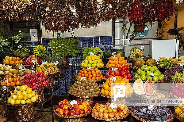 Exotische Früchte  Obst und Gemüse  Markt  Markthalle Mercado dos Lavradores  Funchal  Madeira  Portugal  Europa