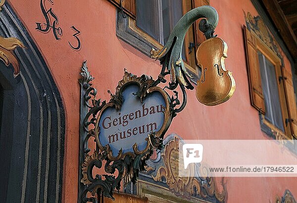 Geigenbaumuseum mit Lüftlmalerei  Mittenwald  Landkreis Garmisch Partenkirchen  Oberbayern  Bayern  Deutschland  Europa