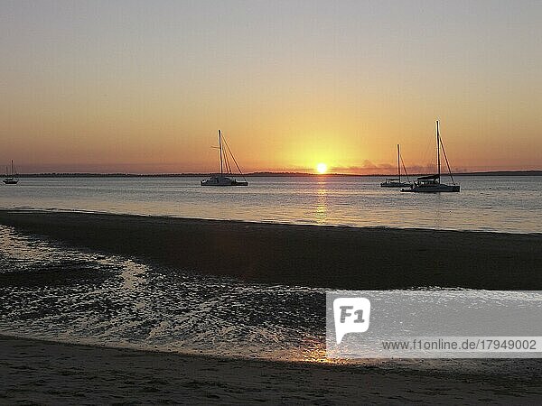 Die Sonne versinkt in westlicher Richtung im Pazifik  Fraser Island  Australien -